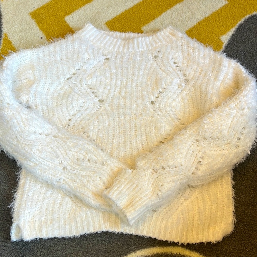 WHITE FLUFFY SWEATER